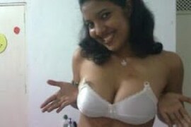 কাজের মেয়েকে চুদে গুদ আর পাছার ছেদা ফাটিয়ে দিলাম – বাংলা চটি