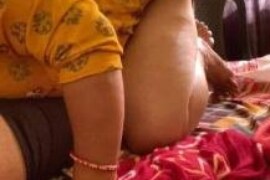 মাগীর ভোদা এখনও টাইট স্বামী বিদেশে বেশি চুদতে পারেনি