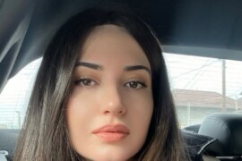 বিদেশী ছাত্রী আর দেশি ছাত্র কুস্তি।