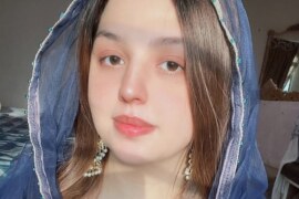 আম্মুকে বিয়ে বাড়িতে বন্ধুরা মিলে খেয়ে দিলো।