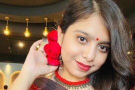 রমা বয়স্ক শ্বশুরের ঘুমিয়ে থাকা কলা জাগিয়ে তুললো।