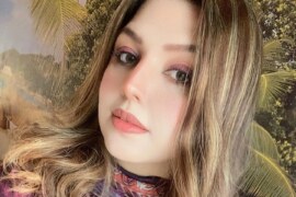 রিয়াকে তার বাবা রমেনবাবু দুই পা ফাঁক করে।