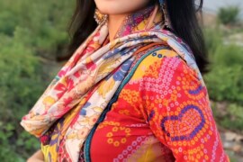 ছোট বোনকে কোলে নিয়ে দেওয়ালের সাথে লাগিয়ে।