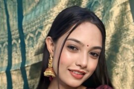 নতুন কাজের মাসীর মুখে আমার কলা দিলাম।