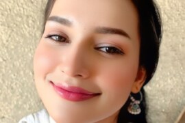 পাশের ফ্ল্যাটে গোসল করতে গিয়ে ঘুতা খেলাম।