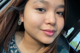 বোন ও তার বান্ধুবী ঘুমের মধ্যে আমার কলার উপরে বসলো।