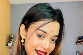 আম্মু ওয়ার্ল্ডকাপ দেখতে গিয়ে খেলা সুরু করে দিলো।