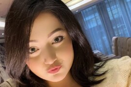 পাশের বাসার বন্ধুর বোনকে আদর করলাম।