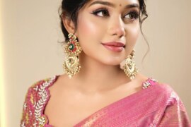 প্রবাসী ছেলের প্রেমজালে পাগল আম্মা।