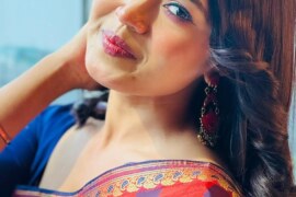 স্যারের সামনে হাটু গিরে বসে যন্ত্রটা মুখে নিলাম।