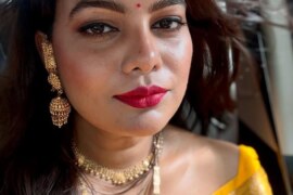 আমাদের মা মেয়েকে এক বিছানায় নিয়ে গাদন মারবেন।