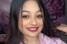 আমার মায়ের নাভি অনেক গভীর।