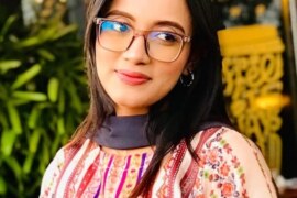 ঘুমন্ত বউকে বন্ধুরা মিলে আদর দিলো।