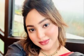 ঘুরতে গিয়ে গোপনে কলা ভিতরে নিলো।