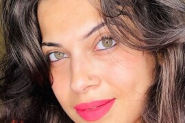 তিন ছেলের দোন ভিতরে নিলেন মিসেস পুজা।