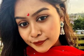 পাশের বাড়ির সুন্দরী কাকিমা।