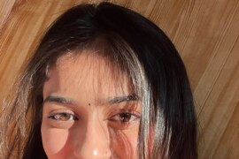 প্রতিবেশী পুলিশ ডিভোর্সী মহিলার সাথে।