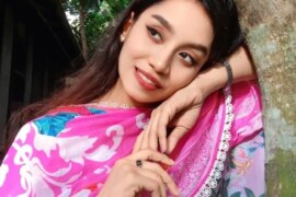 বন্ধুর মা এখন আমার কাকিমা।