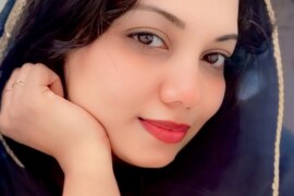 ভাইয়ের সামনে দিদির পিছন মারলো।