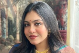 শাশুড়ী আমাকে দেখে বুক থেকে ওড়না সরিয়ে নিলো।