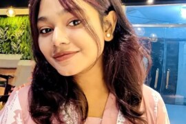 সুমন টাকার বিনিময়ে মেয়েদের শারীরিক সুখ দেয়।