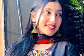 স্বামীর অনুরোধে বউ ড্রাইভারকে সুযোগ দিল।