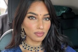 অন্ধ মাসির বন্ধ দরজা।