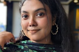 অফিসে পিওনের সাথে রঙ্গলিলা।