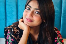 জমজ ভাই আদরের বোনের সাথে মজা করলো।