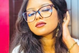 বস্তির বাড়িতে মা ও ছেলের মিলন।