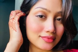 বান্ধুবীর পায়ে আমার দোনের পানি পরলো।