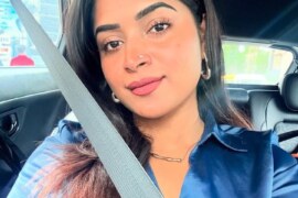 কুমারী মেয়ের কচি লাল গুদ