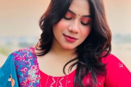 গ্রামের বাড়িতে নতুন বন্ধুর সাথে।