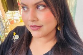 জিহ্বা দিয়ে ভাবীর নগ্ন পেটের চাটতে লাগলাম