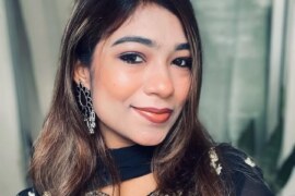 পারিবারিক মধু পান সবাই মিলে।