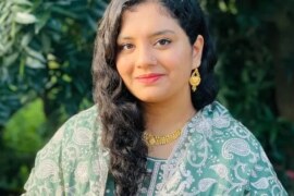 পাশের বাড়ির এক মেয়েকে মাগি বানালাম।