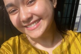 মা বাবার বন্ধুকে ঠাপাতে দিল।