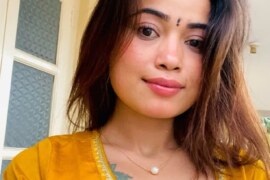 লাল ব্রা প্যান্টিতে খুব হট লাগছে।