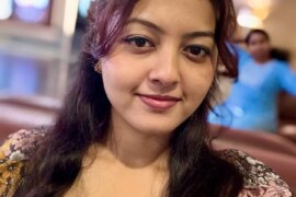 সুযোগ পেয়ে মেয়েকে ফাঁক করে দিলো বাবা।