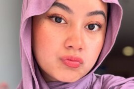 স্বামীর সামনে স্ত্রীর পরকীয়া