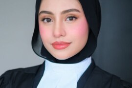 যুবতী গৃহিনী মাকে