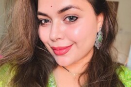 কলাটা দুই ডাবের মাঝখানে ধরলেন দুলাভাই।