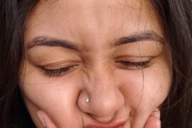 বন্ধু মাকে পিল খাওয়ানো।