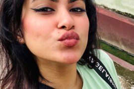 মায়ের হাতে ছেলের চিকিৎসা