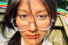 হলুদ ব্লাউজে ঢাকা খাড়া লাউ।