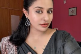 কাকোল্ড স্বামীর অনুরোধে বউ ড্রাইভারের বিছানায় গেল।