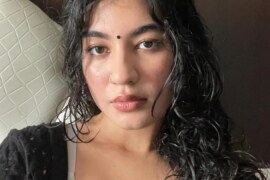 মুখে টেপ লাগিয়ে মা ছেলের খেলা সুরু।