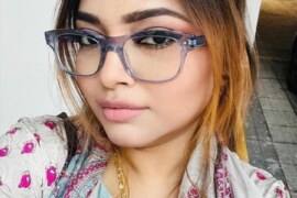 স্বামীর বন্ধু গোপনে বাসায় আসে।